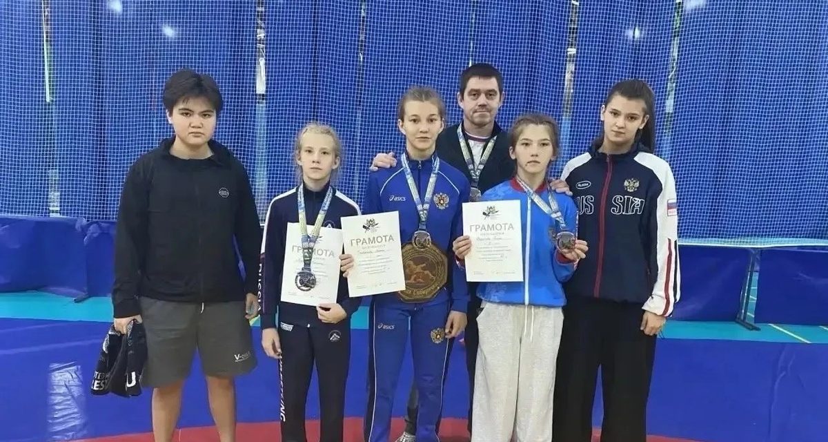 Две юные спортсменки из Оренбурга взяли золото и серебро на турнире по вольной борьбе