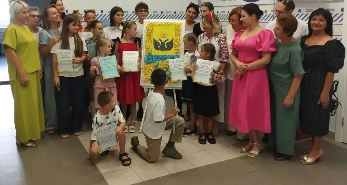 Дети и родители собрали герб Оренбурга из деталей полимерной глины