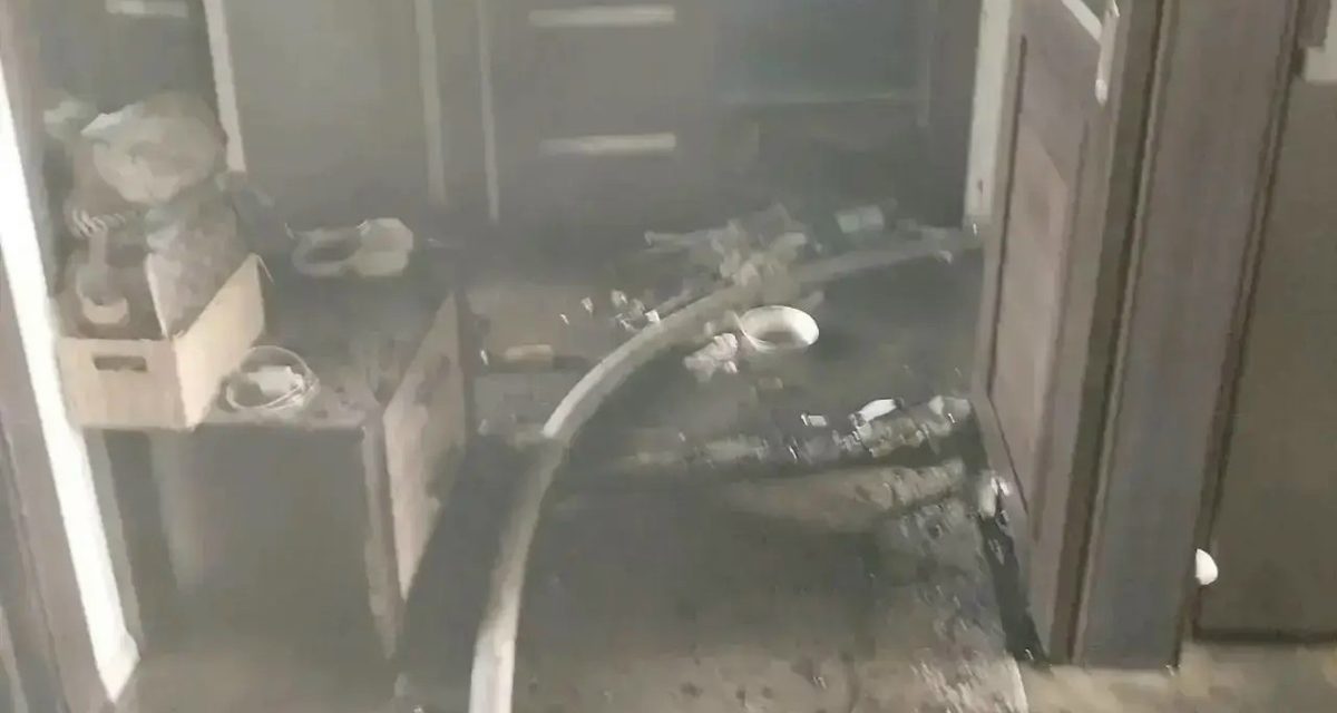 В Соль-Илецке пожарные вывели из задымлённой квартиры двух человек, включая ребёнка