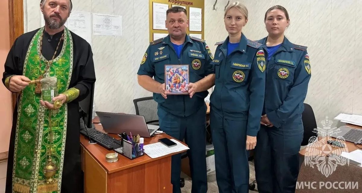 В пожарной части Саракташа впервые освятили технику и подарили спасателям икону