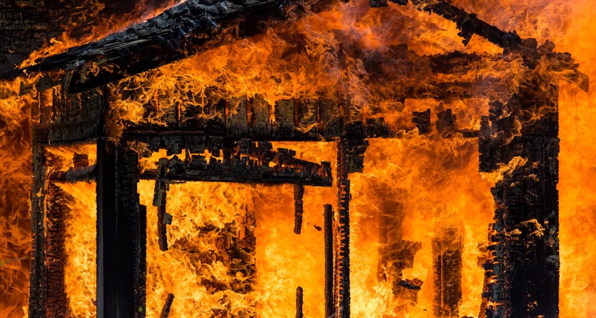 На улице Гребенской в Оренбурге горят два частных дома