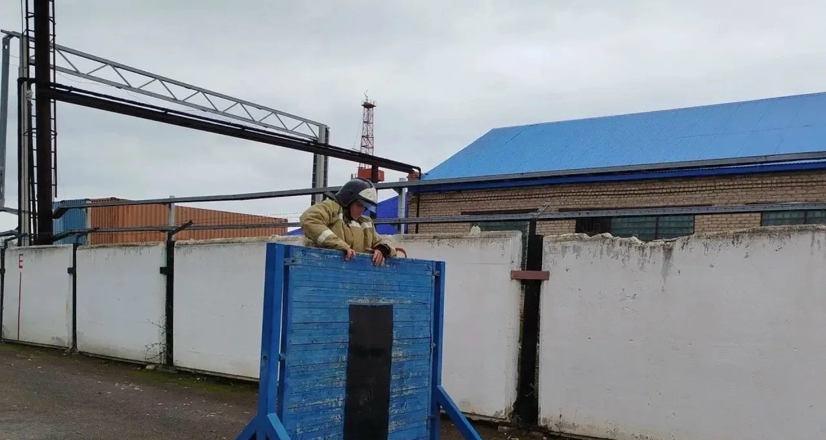 Более 80 школьников Бузулука надели боевую одежду и тушили условный пожар