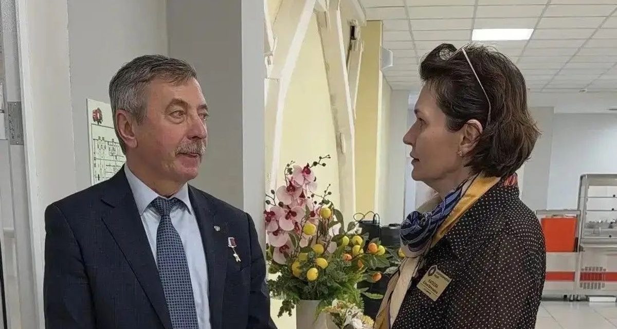 Космонавт Александр Лазуткин восхитился профессией учителя и расписался на школьной парте