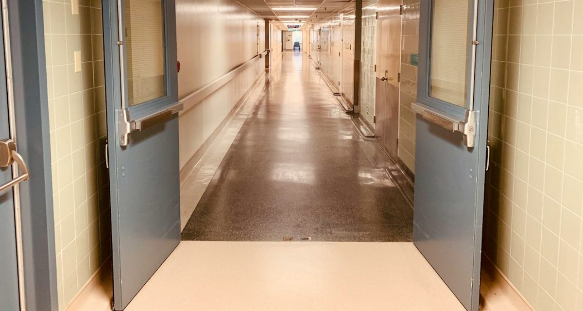 В подвале дома в Оренбурге нашли погибшую медсестру и её раненую коллегу