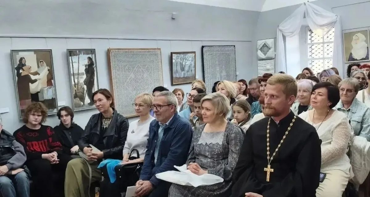 В Оренбурге открылась выставка, где пуховый платок встретился с современным дизайном