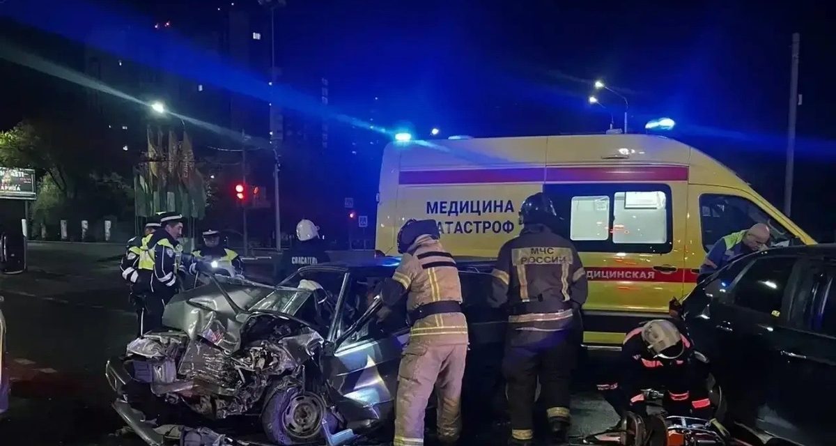 Спасатели деблокировали водителя и пассажира после ДТП на Шевченко и Победы